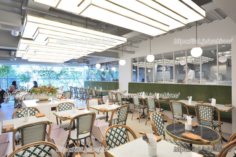 パリを感じさせる店内の雰囲気