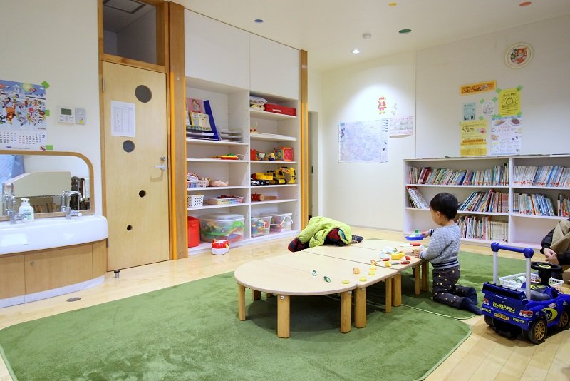必要なものがそろった、清潔な乳幼児室