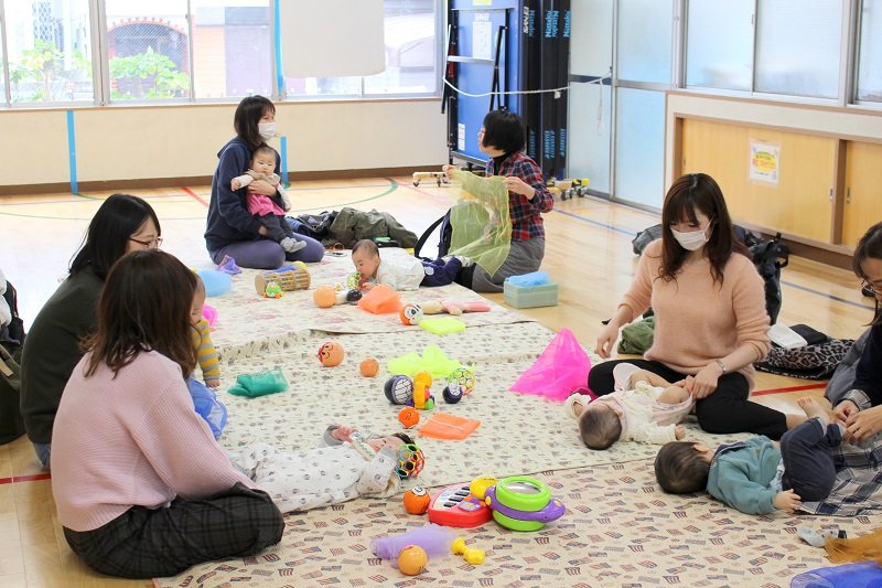 ミニプログラム終了後にくつろぐ保護者の方々