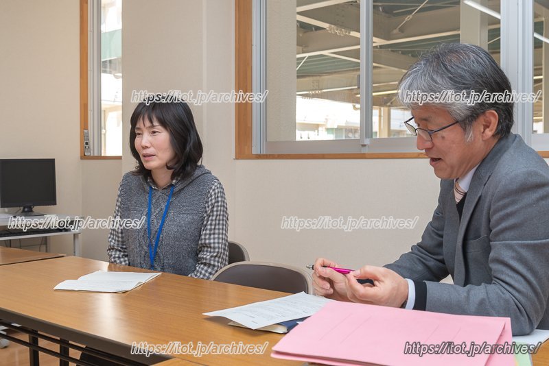 中村教頭先生(右)と養護教諭の山本先生(左)