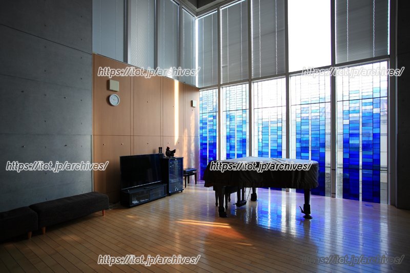 記念館二階にはピアノが備え付けられたホールも