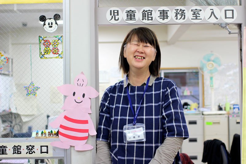 つつじケ丘児童館のキャラクター「ツツジマくん」と猪股館長