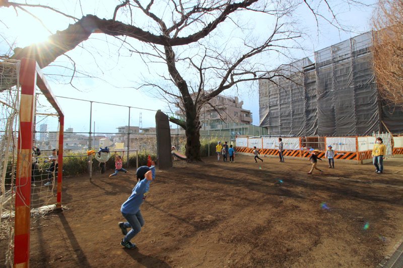 館庭で遊ぶ子どもたち