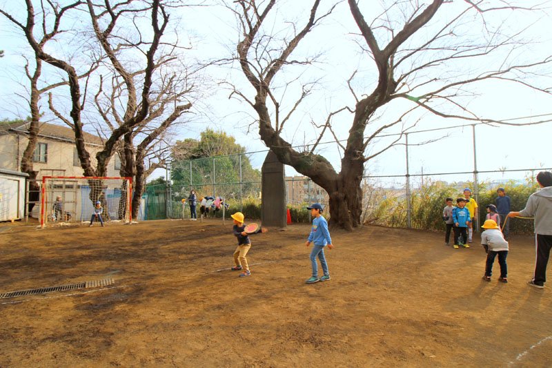 庭で遊ぶ子どもたち