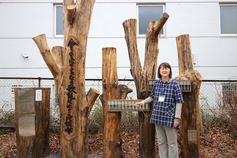 鉄琴付きの「今日の日はさようなら」発祥の碑