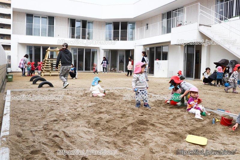 広い砂場が特徴の園庭。