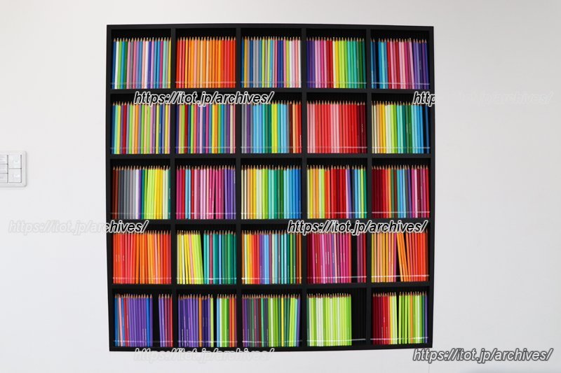 エントランスにある500色の色鉛筆