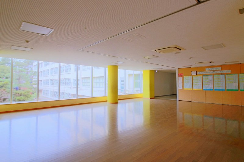 渡り廊下と一体化した広々としたスペース