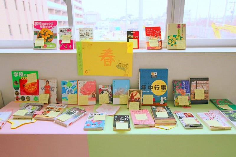 廊下の一角には、図書委員がテーマに沿って集めた本が並ぶ
