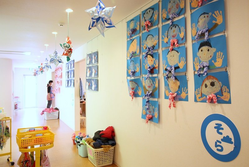 子どもたちの絵が飾られた廊下