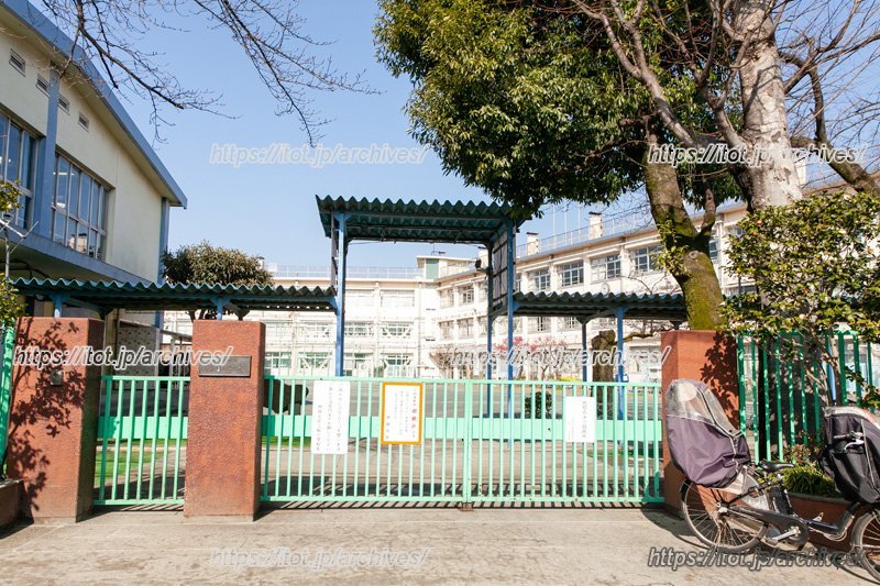 子ども達が元気に登校してくる、正門の様子