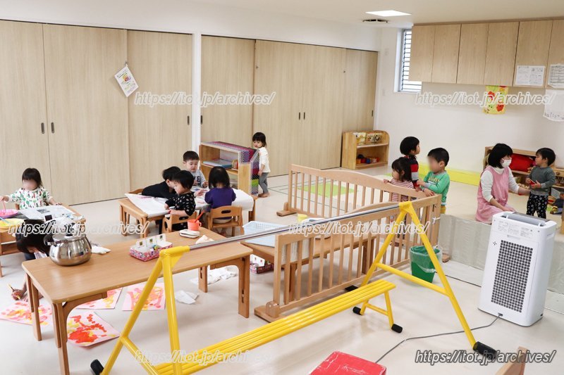 白を基調に木の温もりを感じる園内