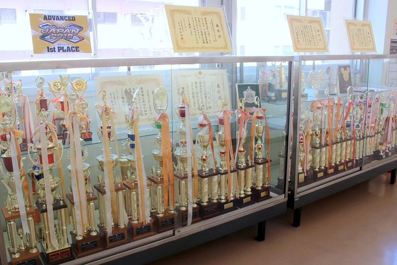 廊下に並ぶ吹奏楽部のトロフィー