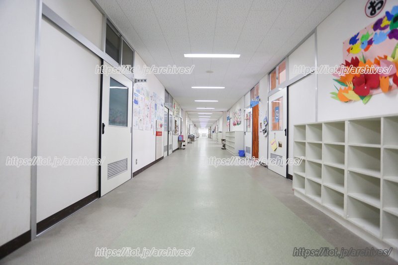 まっすぐに伸びる広い廊下