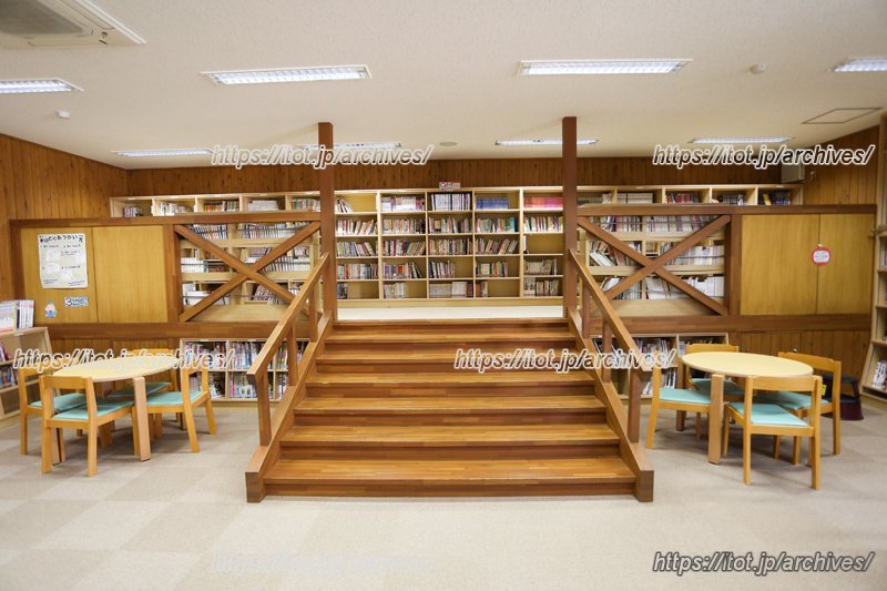 図書室。本の検索にはパソコンを使用。