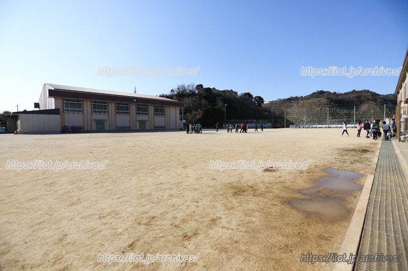 子どもたちが走り回る運動場