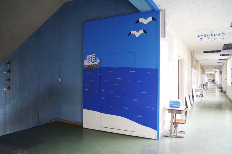 海にまつわる手作りの装飾が魅力的な校内