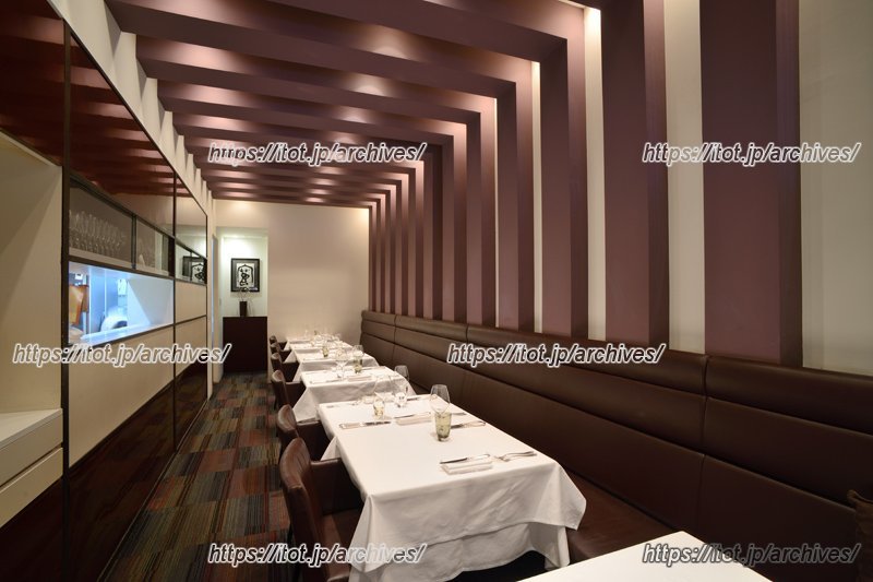 白と茶色をベースとした店内の様子