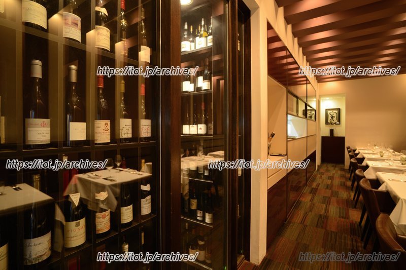 棚に並べられた様々なワイン