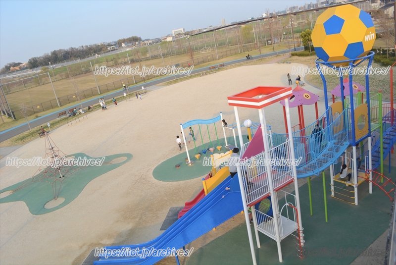 「新横浜公園」の遊具広場