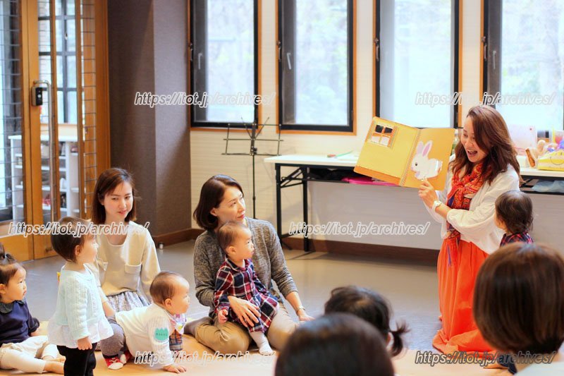 巧みな話術で幼児の興味を引く