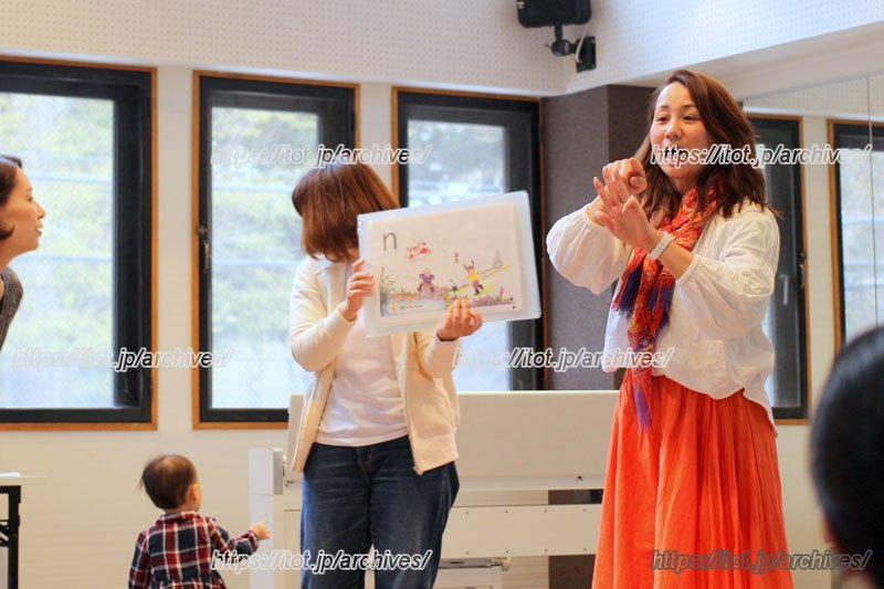 英語の正確な発音を、身振り手振りを交えて伝える