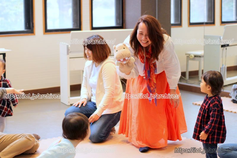 可愛い指人形で子どもたちの心をわしづかみ