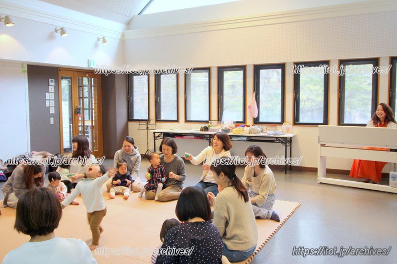 ピアノに合わせて体を動かす