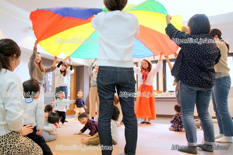 カラフルなシートに大はしゃぎ