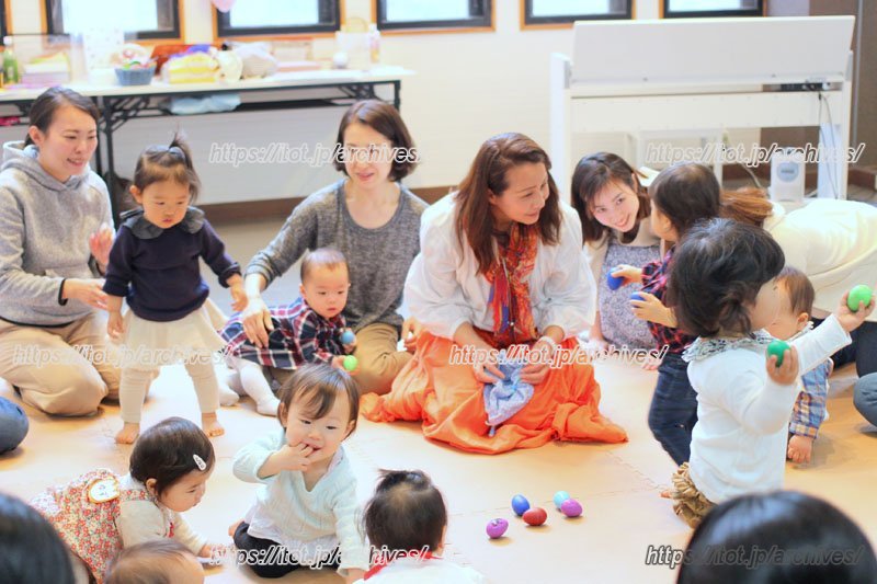 子どもたちを見守るJunko先生と保護者のみなさん