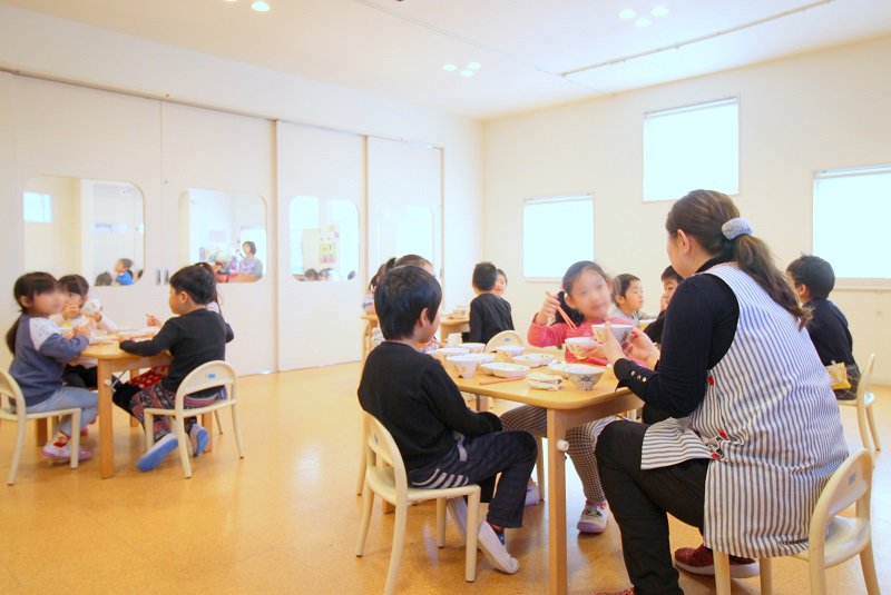 給食を食べる様子