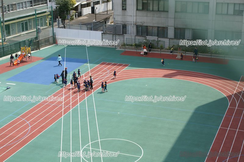 敷地内に幼稚園が併設されている