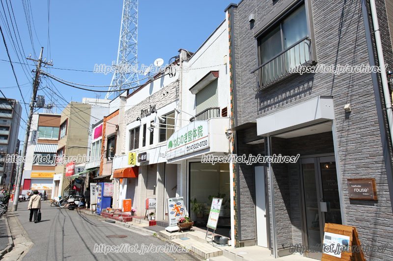 様々な業態のお店が並ぶ