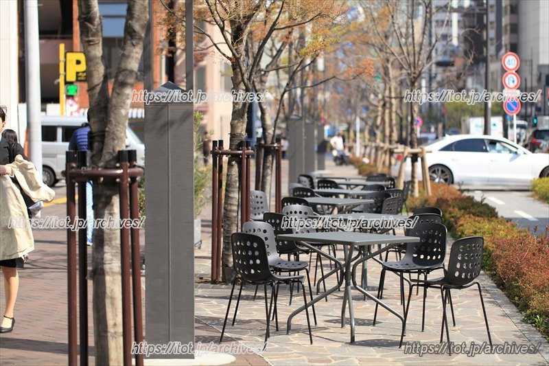歩道に設置されたイスとテーブル