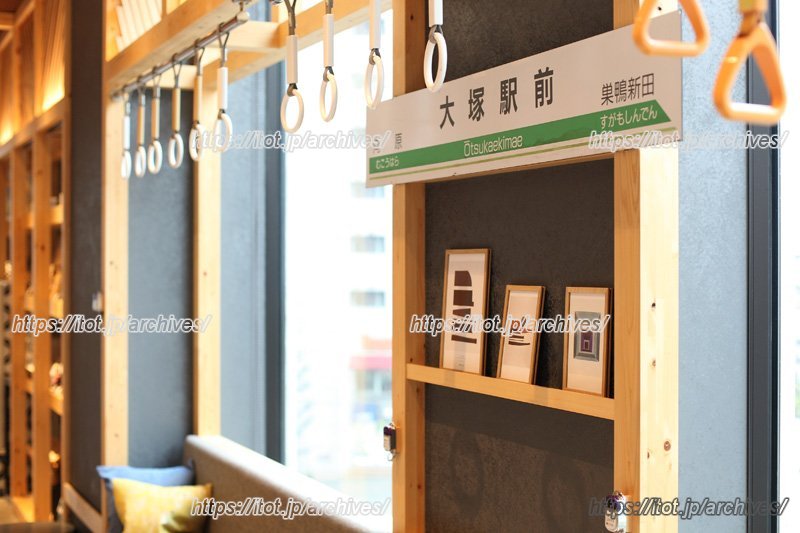 東京さくらトラム（都電荒川線）とコラボレーションした際に都電から提供を受けたという駅の銘板と手すり。ホテル内の人気撮影スポットだ