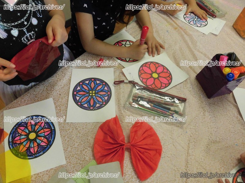 塗り絵を夢中で細かく塗る子どもたち