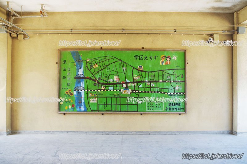 所々に設置された生徒達の卒業制作の作品は、校舎に温もりを与えている