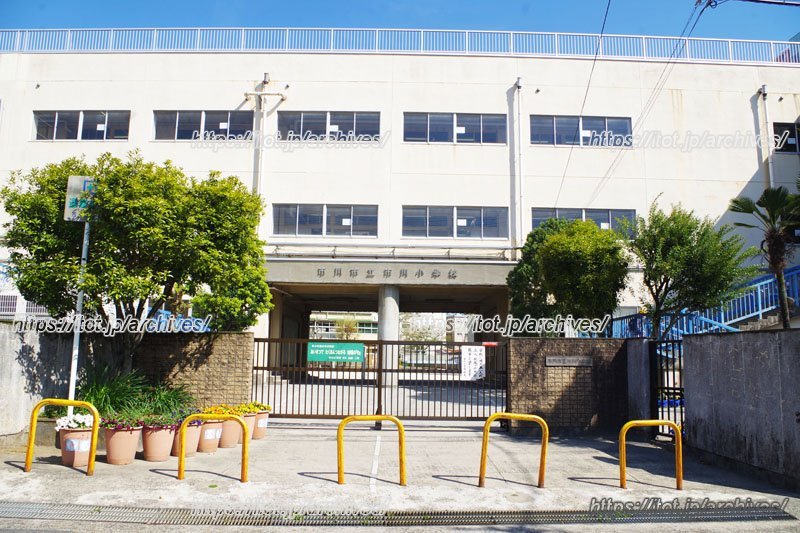 門前では毎朝、先生や保護者達による挨拶運動を実施

