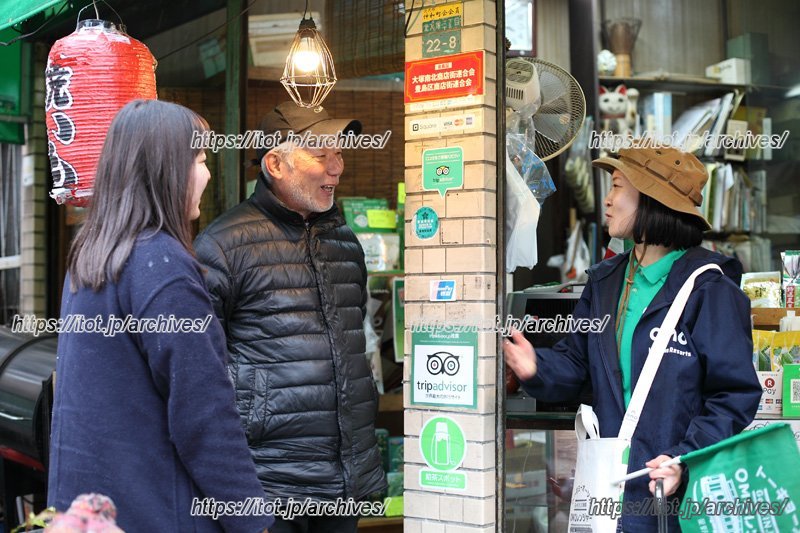 街歩きの最後に立ち寄ったお茶屋さん「矢島園」。「街歩きでいろんな人を連れてきてもらって新しいつながりも増えた。本当に感謝している。」と名物店主の矢島さん。お茶屋さんだが焼き芋が人気とのこと