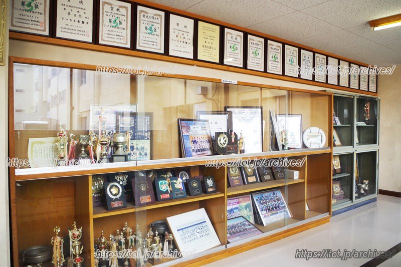 数々のトロフィーや賞状が並ぶ校内