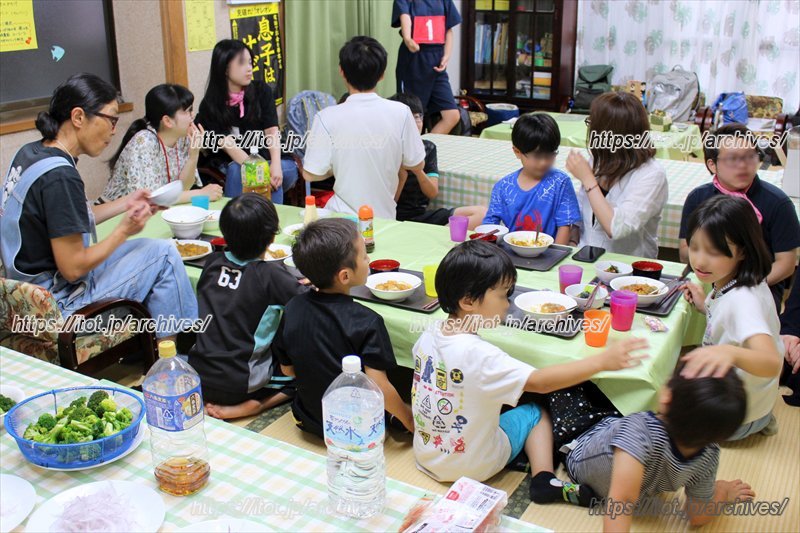 にぎやかな食卓