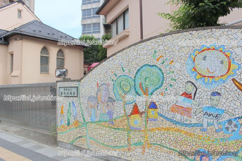 モザイク壁画で彩られた入口