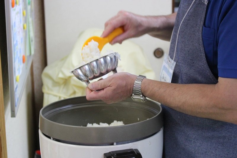 一皿ずつ丁寧にご飯を盛り付ける