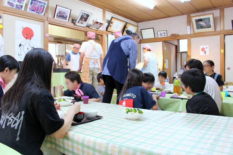 好きな場所にすわり、来た人から自由に食べる