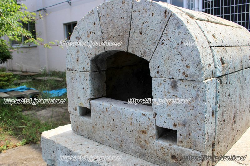 畑の向かいに作られたピザ窯