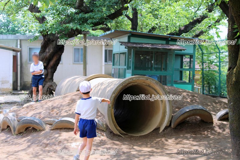 土管を使った昔ながらの遊び場