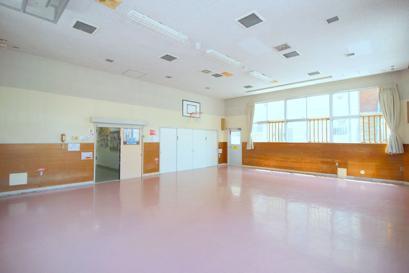 ボール遊びや映画鑑賞を楽しめる集会室