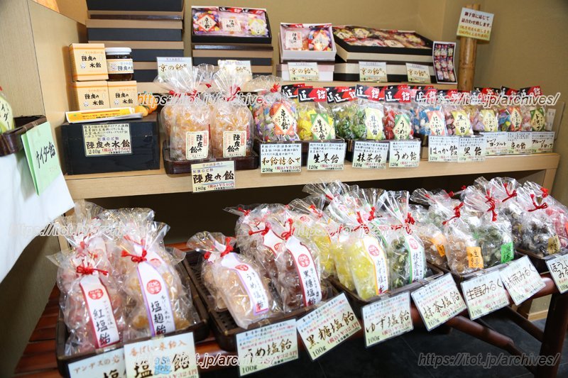 店内に並ぶ飴の数々