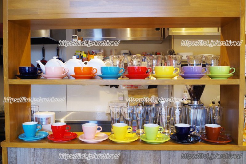 居心地のよい店内には、可愛いコーヒーカップや小物が並ぶ
