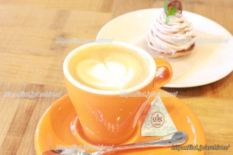 手づくりにこだわり、ケーキもすべて店内で焼いている